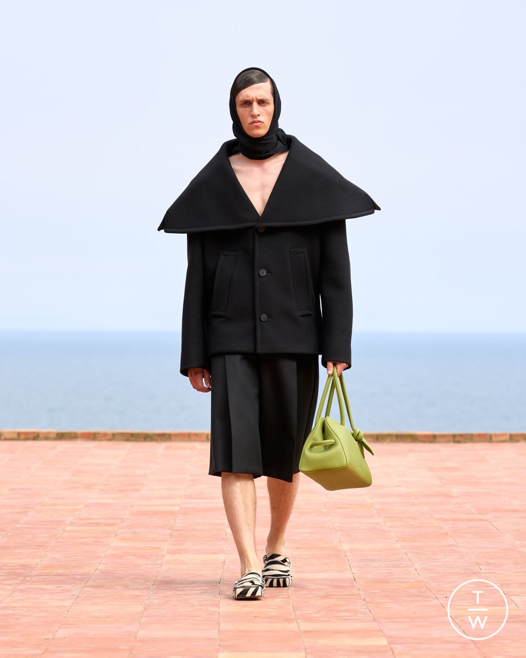 Fashion Week Paris Fall/Winter 2024 look 19 from the Jacquemus collection womenswear