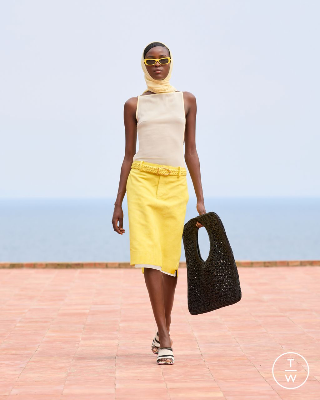 Fashion Week Paris Fall/Winter 2024 look 20 from the Jacquemus collection womenswear