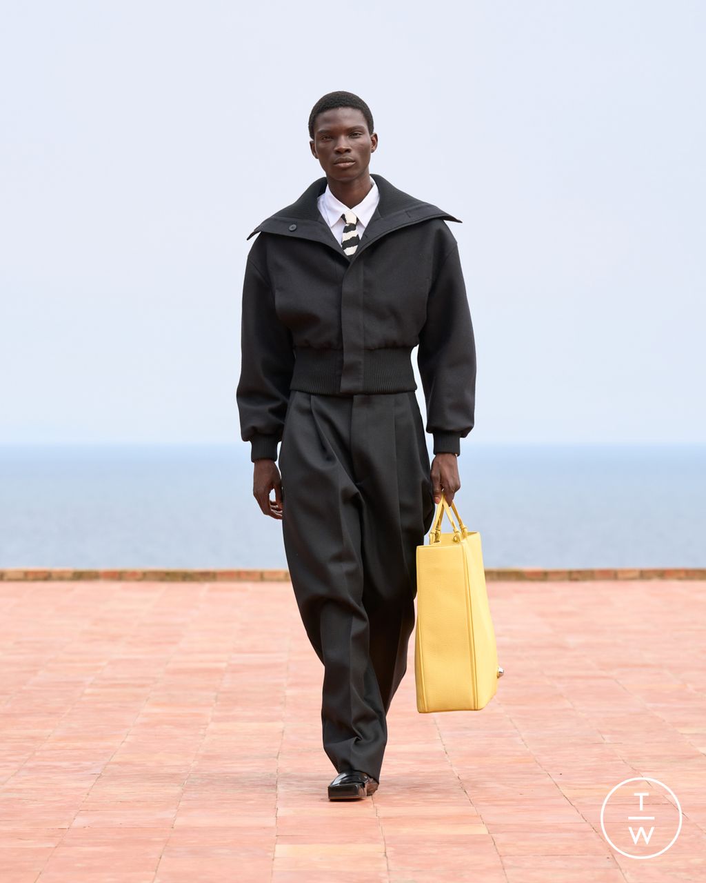 Fashion Week Paris Fall/Winter 2024 look 21 from the Jacquemus collection womenswear