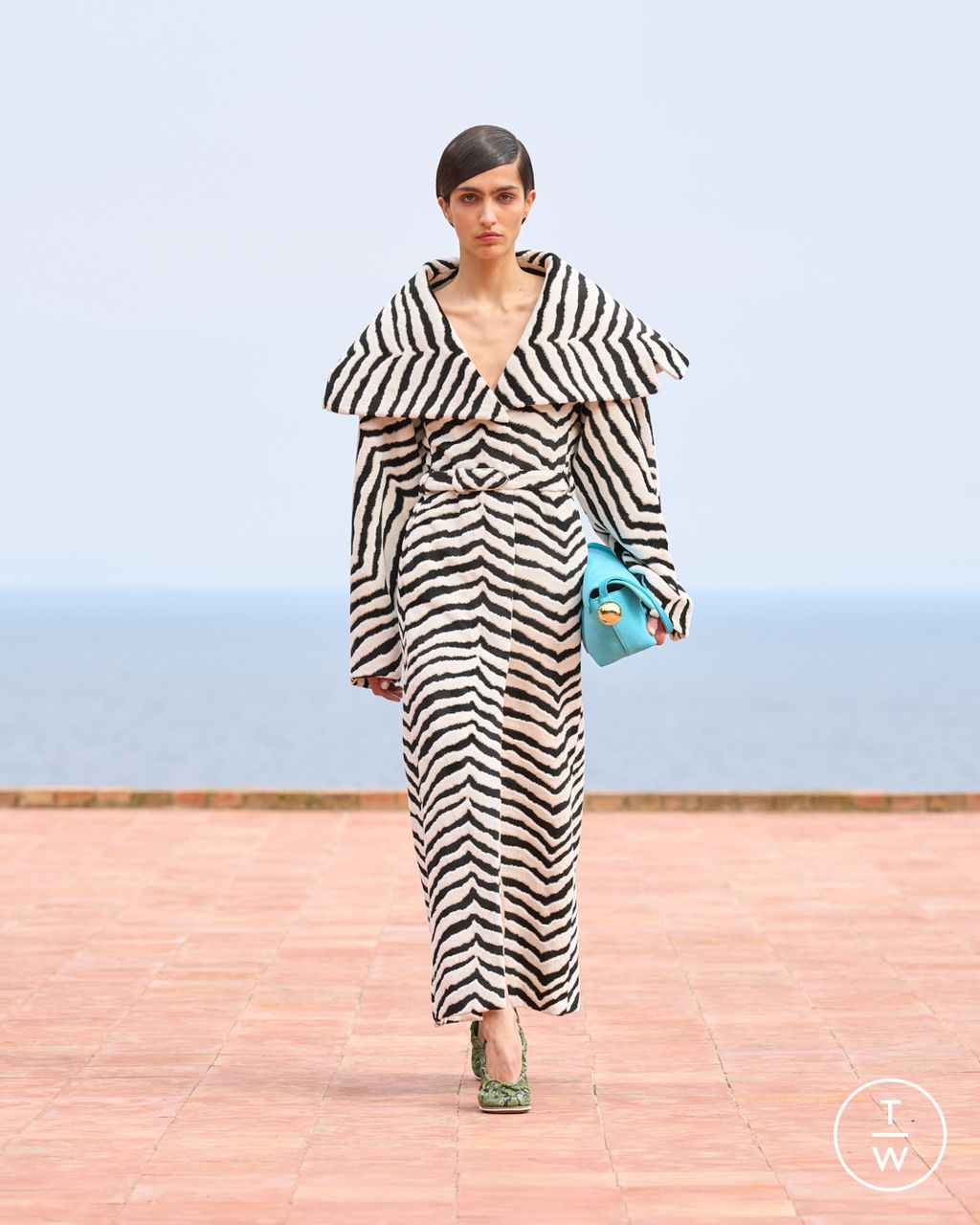 Fashion Week Paris Fall/Winter 2024 look 22 from the Jacquemus collection 女装