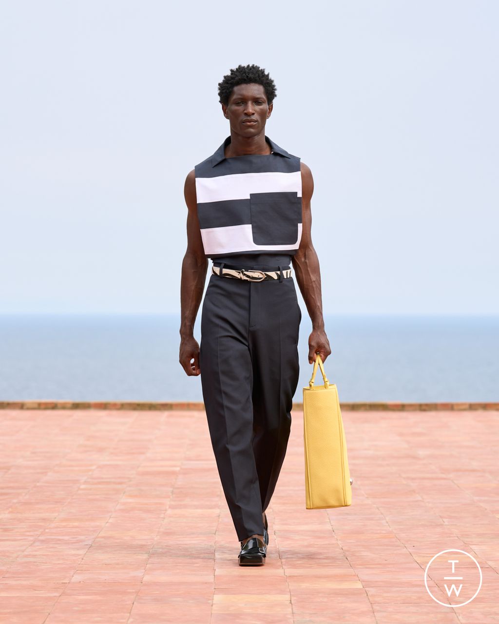 Fashion Week Paris Fall/Winter 2024 look 24 from the Jacquemus collection womenswear