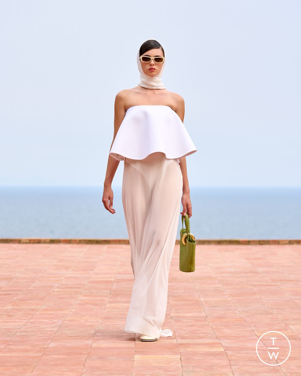 Fashion Week Paris Fall/Winter 2024 look 25 from the Jacquemus collection womenswear