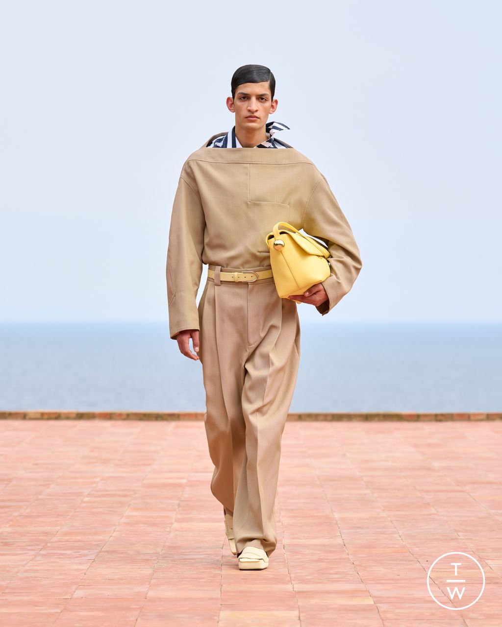 Fashion Week Paris Fall/Winter 2024 look 26 from the Jacquemus collection womenswear