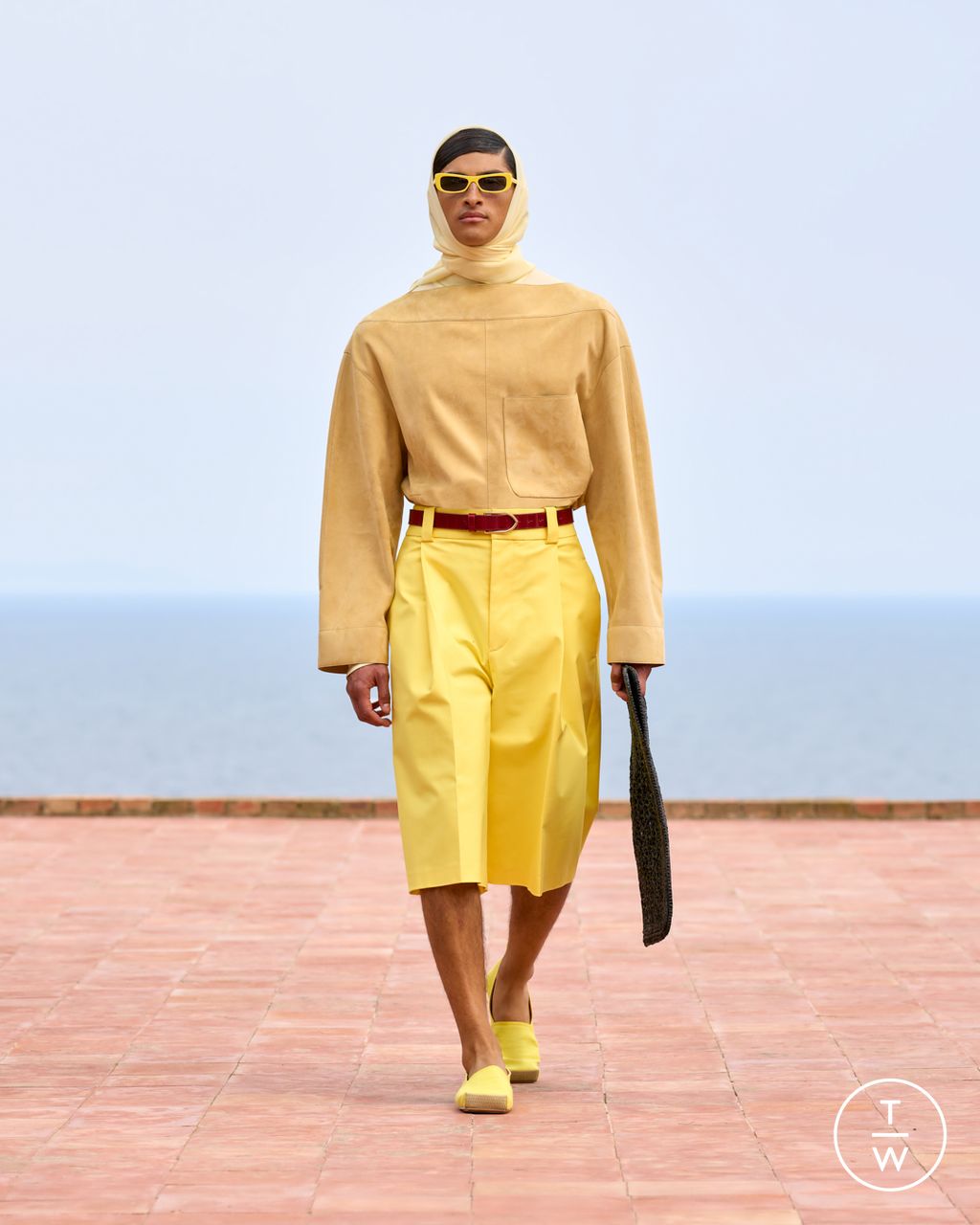 Fashion Week Paris Fall/Winter 2024 look 32 from the Jacquemus collection womenswear