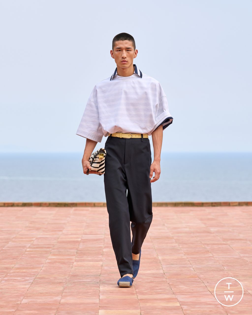 Fashion Week Paris Fall/Winter 2024 look 33 from the Jacquemus collection womenswear