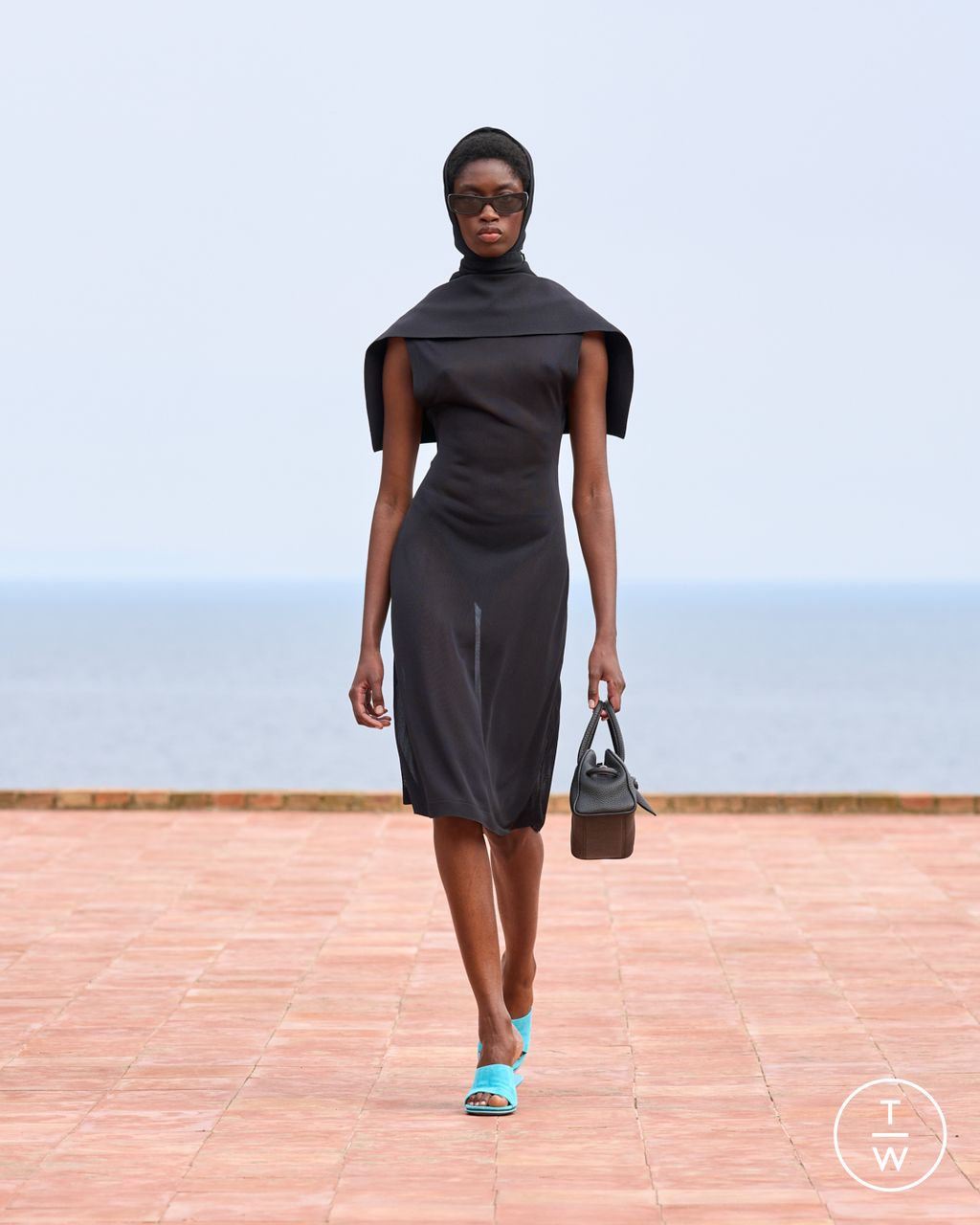 Fashion Week Paris Fall/Winter 2024 look 37 from the Jacquemus collection womenswear