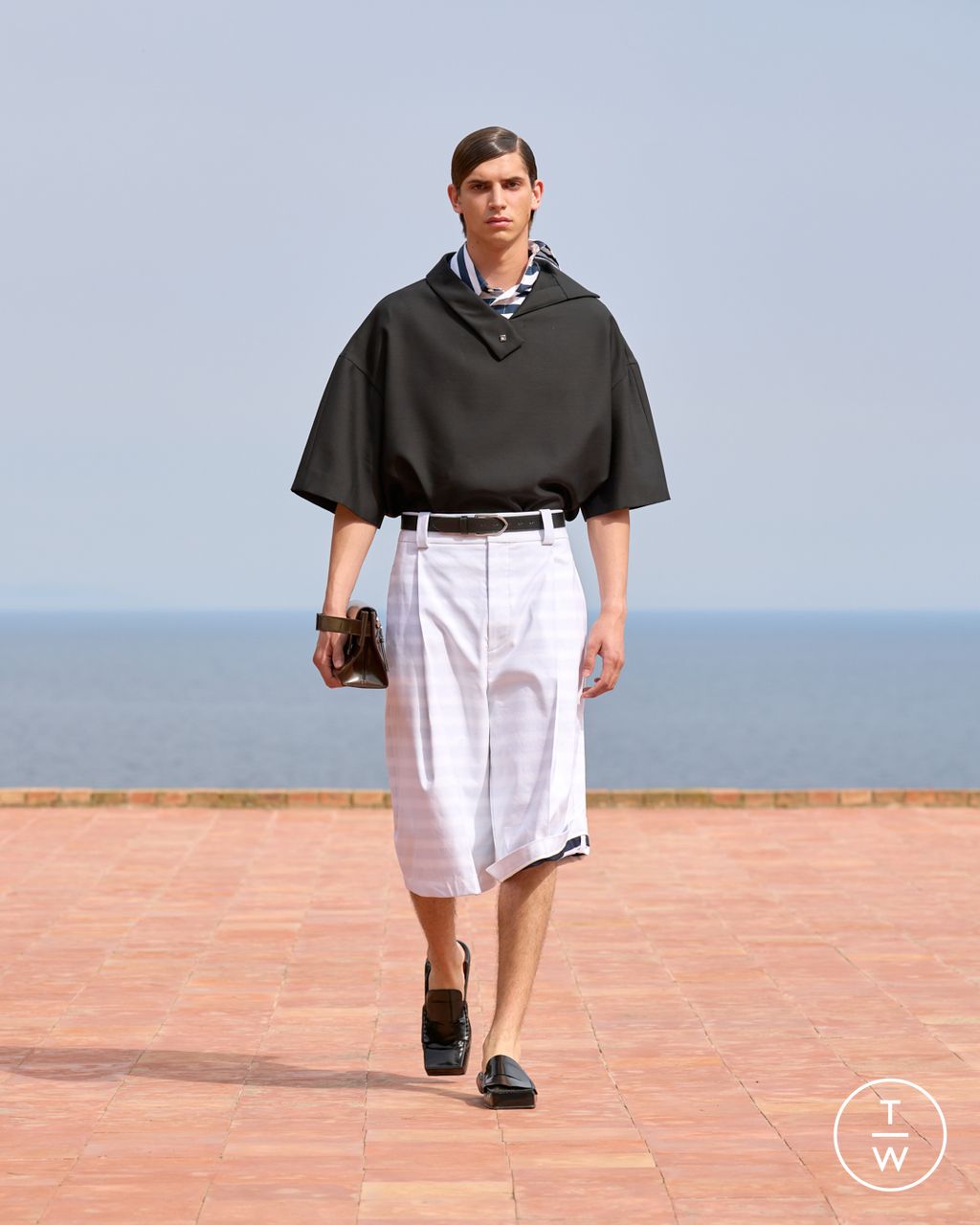 Fashion Week Paris Fall/Winter 2024 look 42 from the Jacquemus collection womenswear