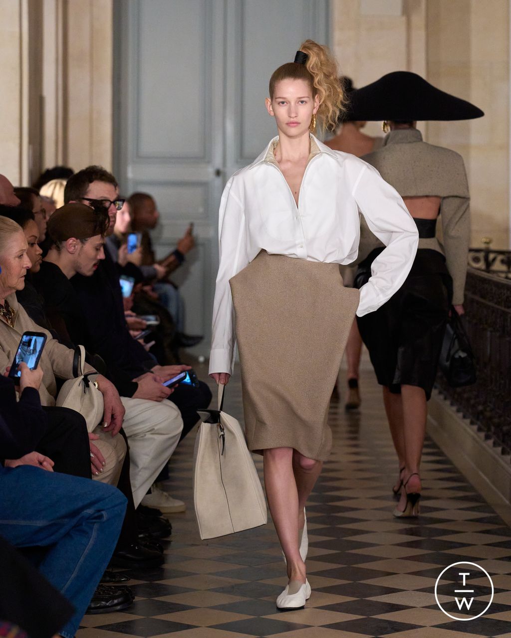 Fashion Week Paris Fall/Winter 2026 look 15 from the Jacquemus collection menswear