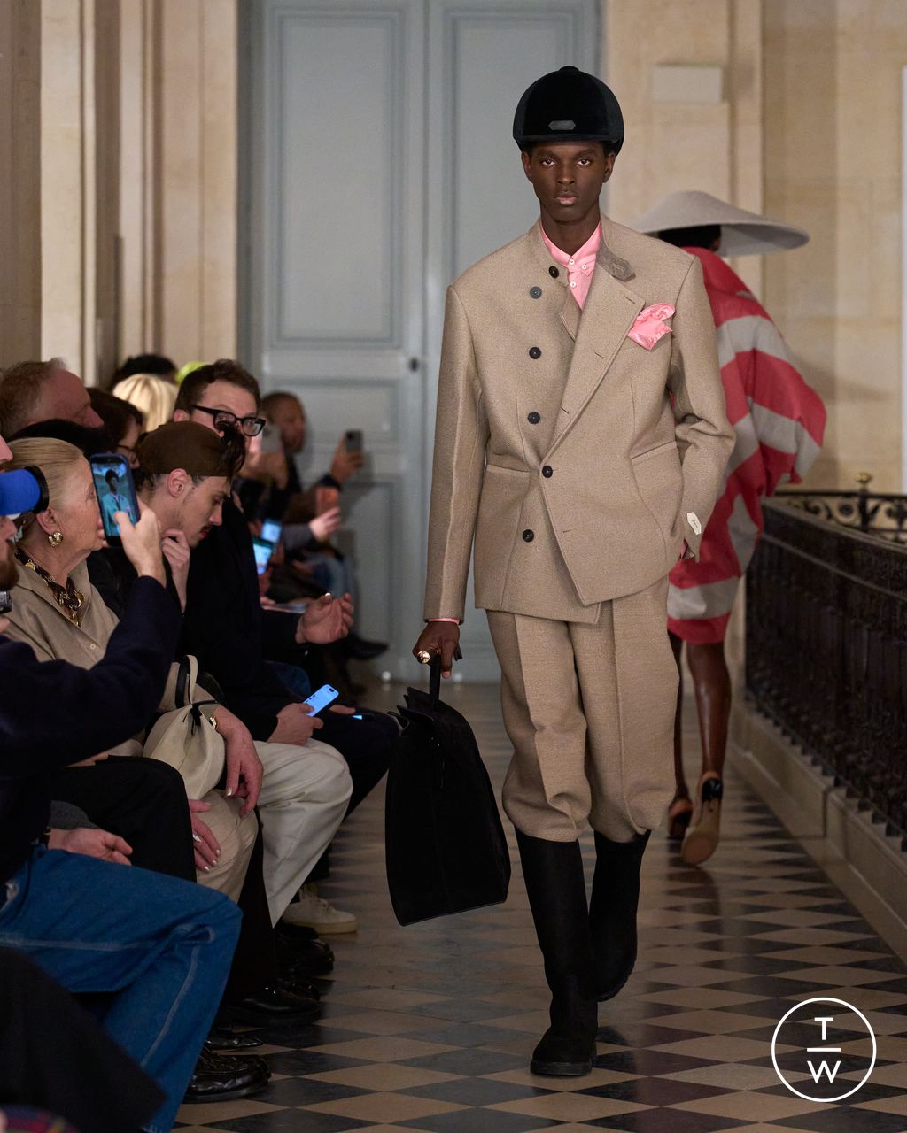 Fashion Week Paris Fall/Winter 2026 look 16 de la collection Jacquemus menswear