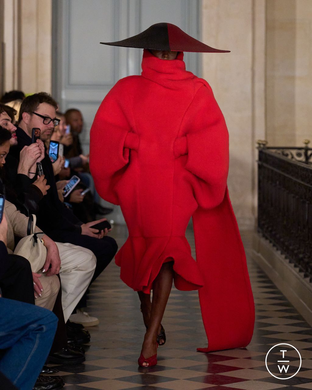 Fashion Week Paris Fall/Winter 2026 look 20 from the Jacquemus collection 男装
