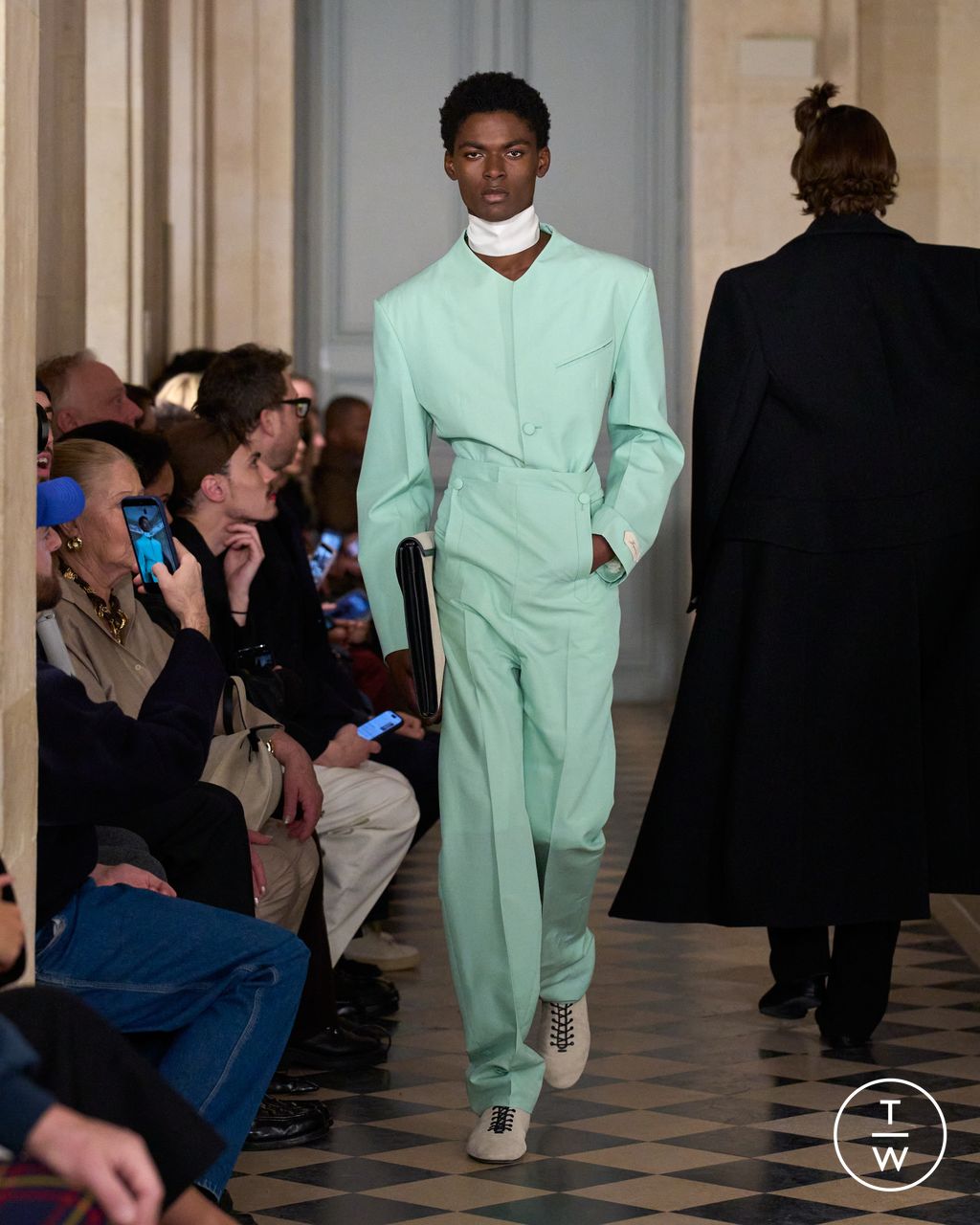 Fashion Week Paris Fall/Winter 2026 look 25 de la collection Jacquemus menswear