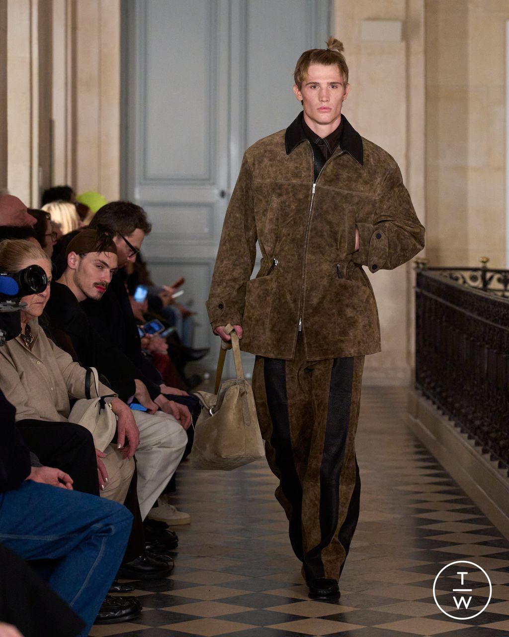 Fashion Week Paris Fall/Winter 2026 look 30 de la collection Jacquemus menswear