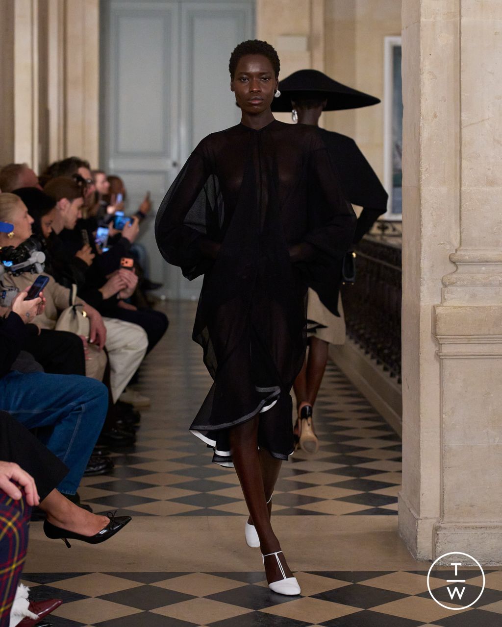 Fashion Week Paris Fall/Winter 2026 look 4 from the Jacquemus collection menswear