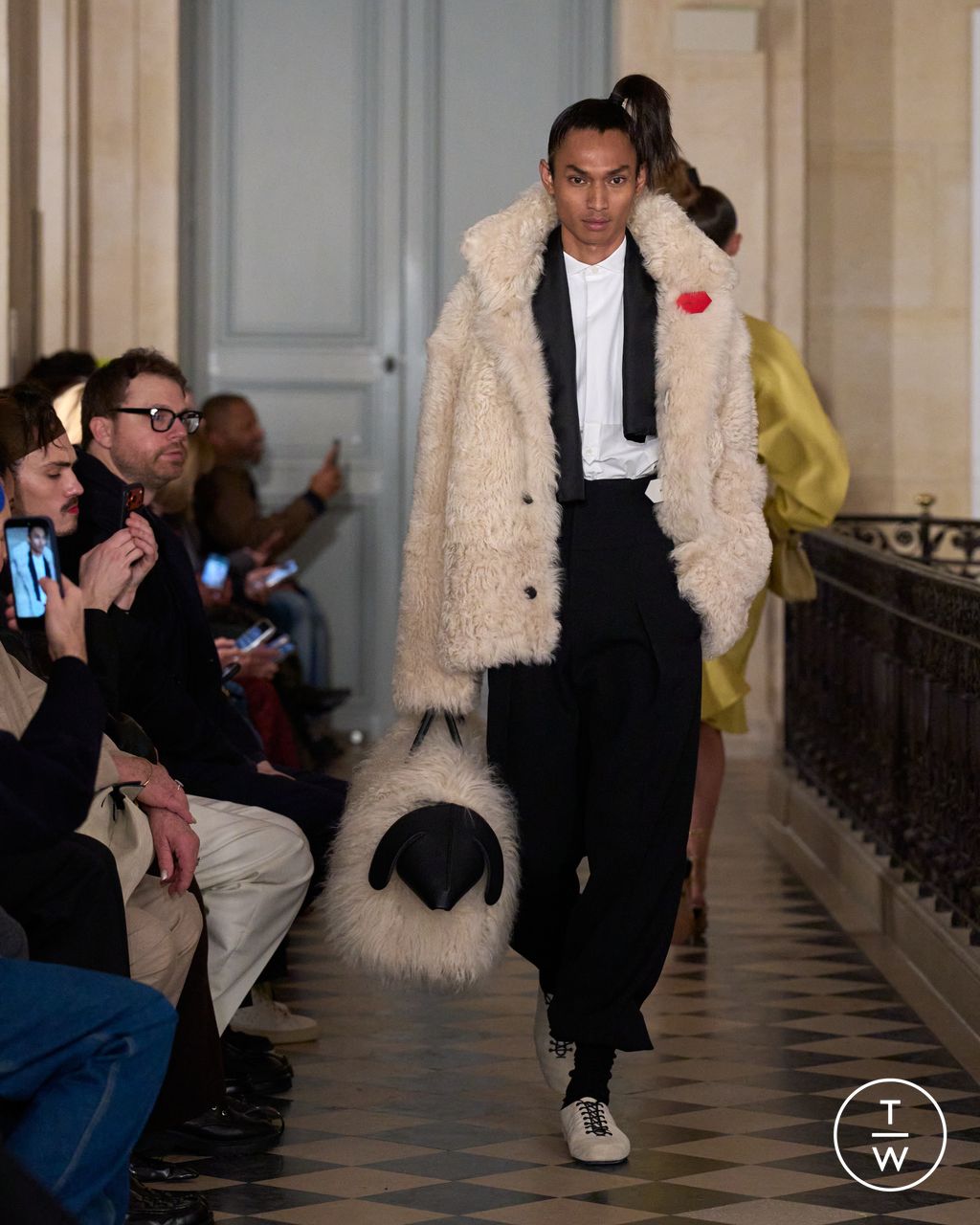 Fashion Week Paris Fall/Winter 2026 look 40 from the Jacquemus collection menswear