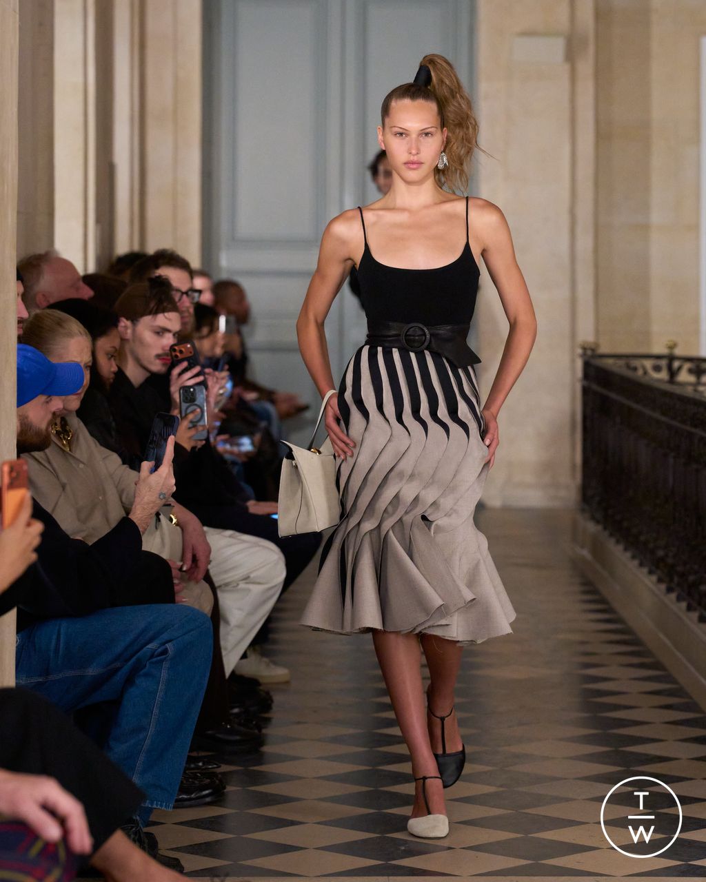 Fashion Week Paris Fall/Winter 2026 look 5 from the Jacquemus collection 男装