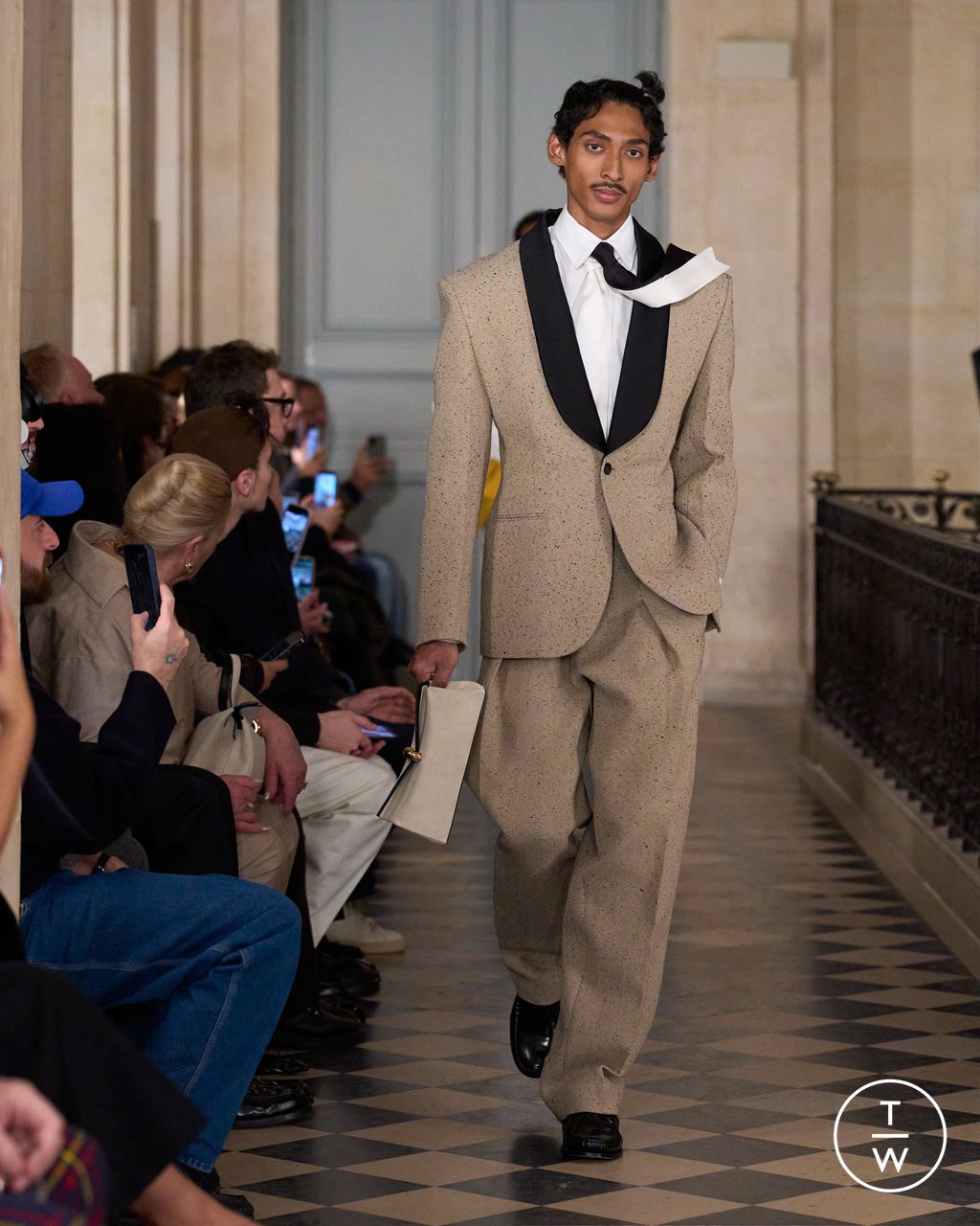 Fashion Week Paris Fall/Winter 2026 look 7 de la collection Jacquemus menswear