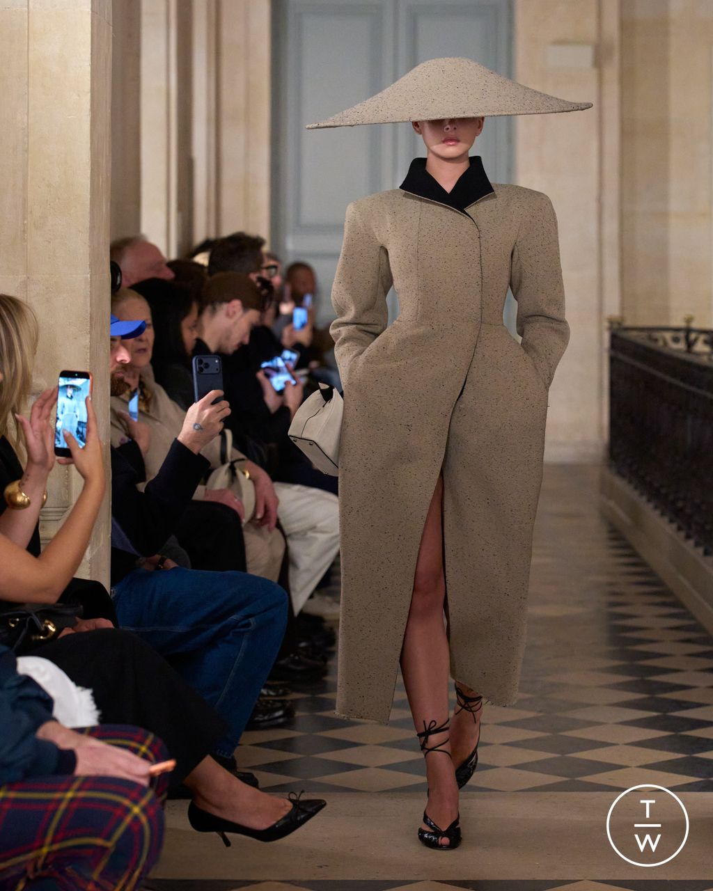 Fashion Week Paris Fall/Winter 2026 look 9 from the Jacquemus collection 男装