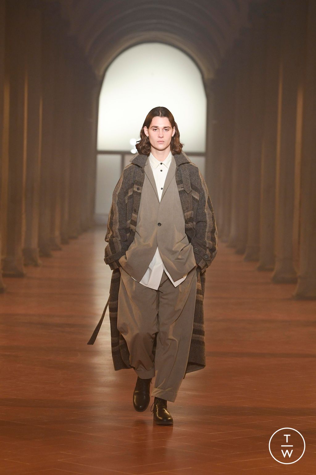 Fashion Week Florence - Pitti Fall/Winter 2023 look 1 de la collection Jan-Jan Van Essche menswear