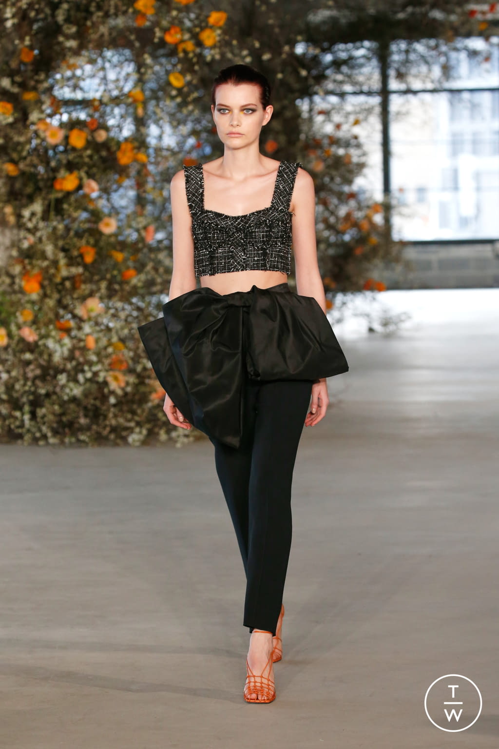 Fashion Week New York Fall/Winter 2022 look 1 from the Jason Wu collection 女装