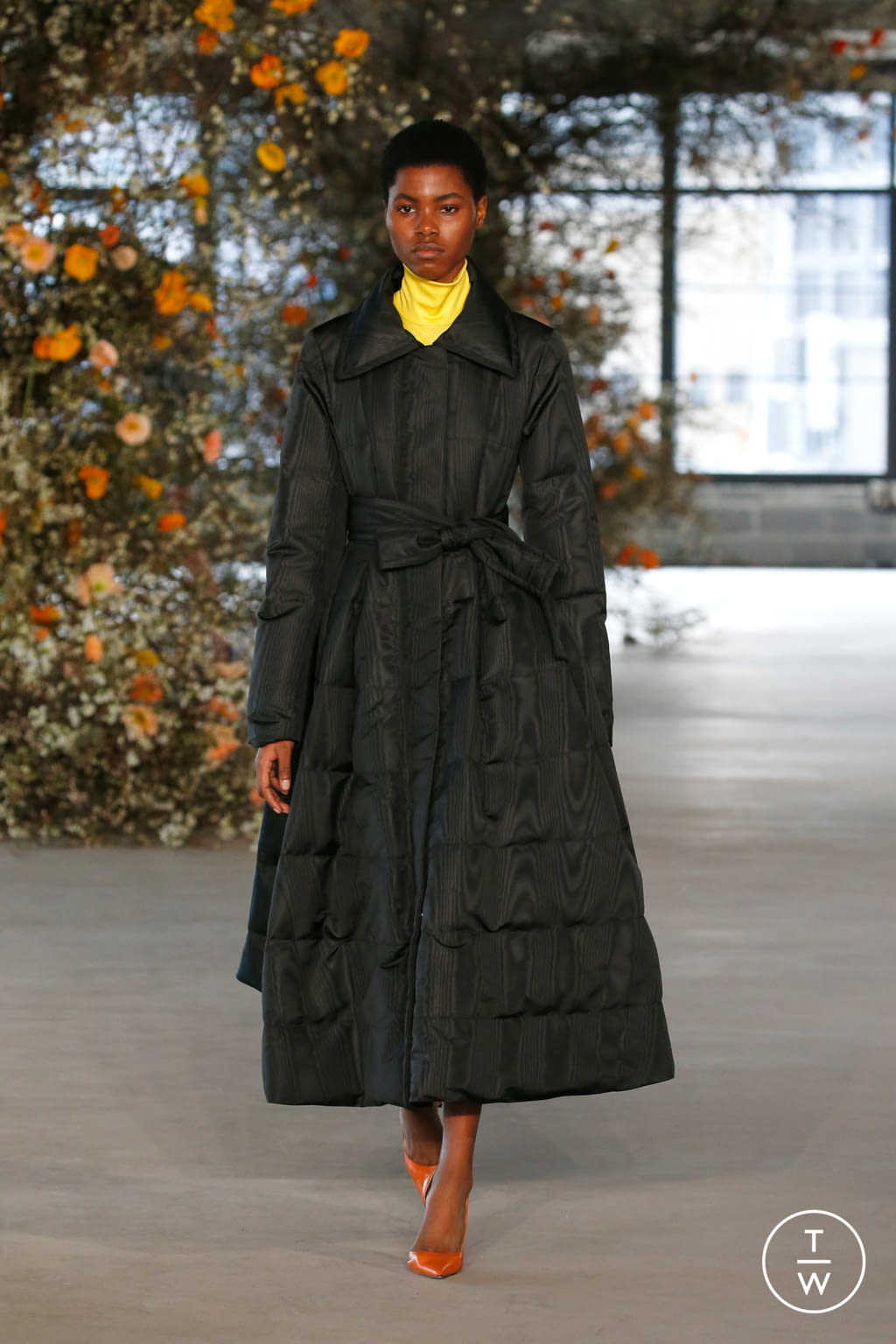 Fashion Week New York Fall/Winter 2022 look 2 from the Jason Wu collection womenswear
