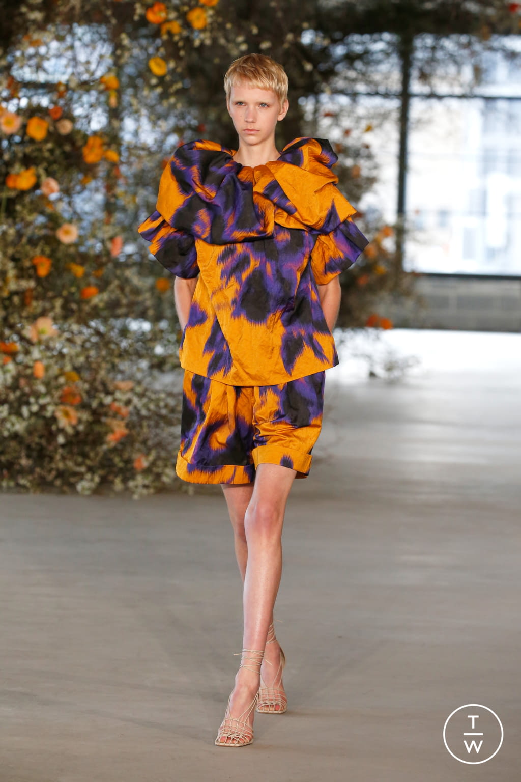 Fashion Week New York Fall/Winter 2022 look 8 from the Jason Wu collection womenswear