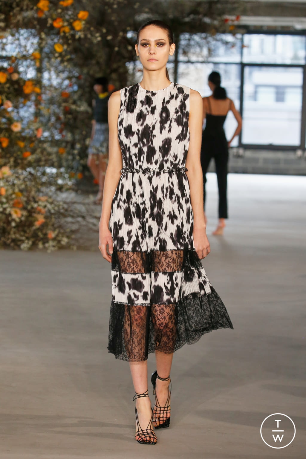 Fashion Week New York Fall/Winter 2022 look 16 from the Jason Wu collection womenswear