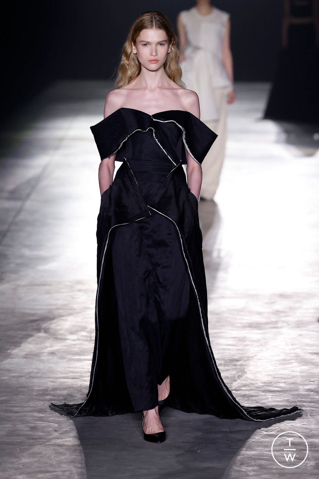 Fashion Week New York Fall/Winter 2024 look 40 de la collection Jason Wu womenswear