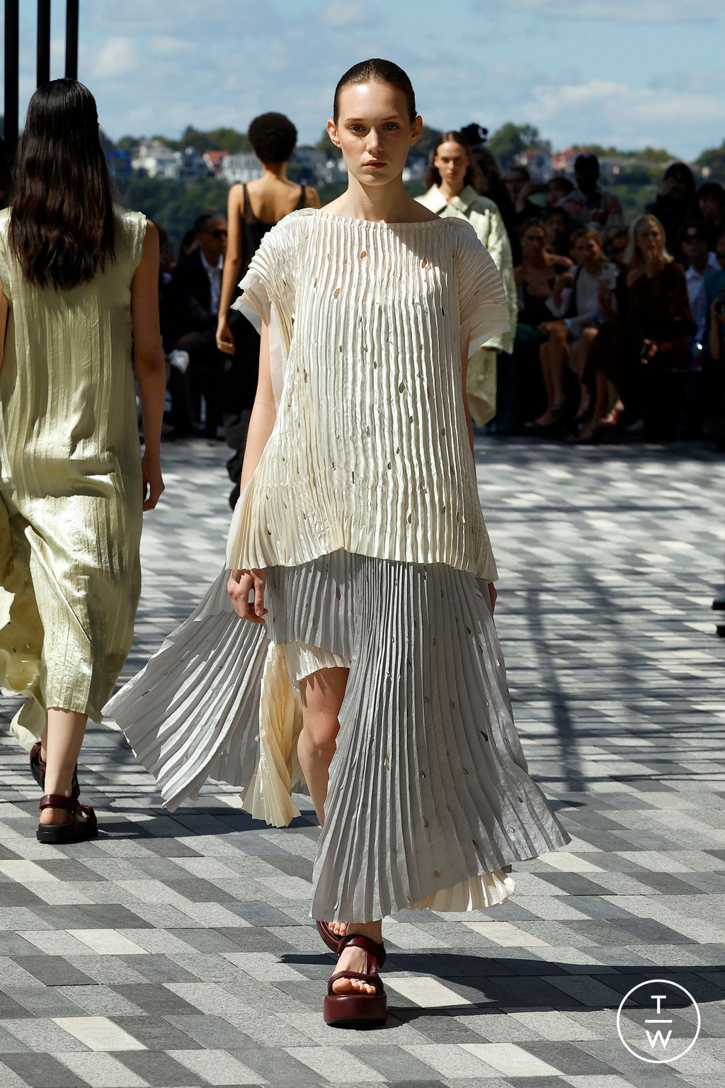 Fashion Week New York Spring-Summer 2025 look 24 from the Jason Wu collection womenswear