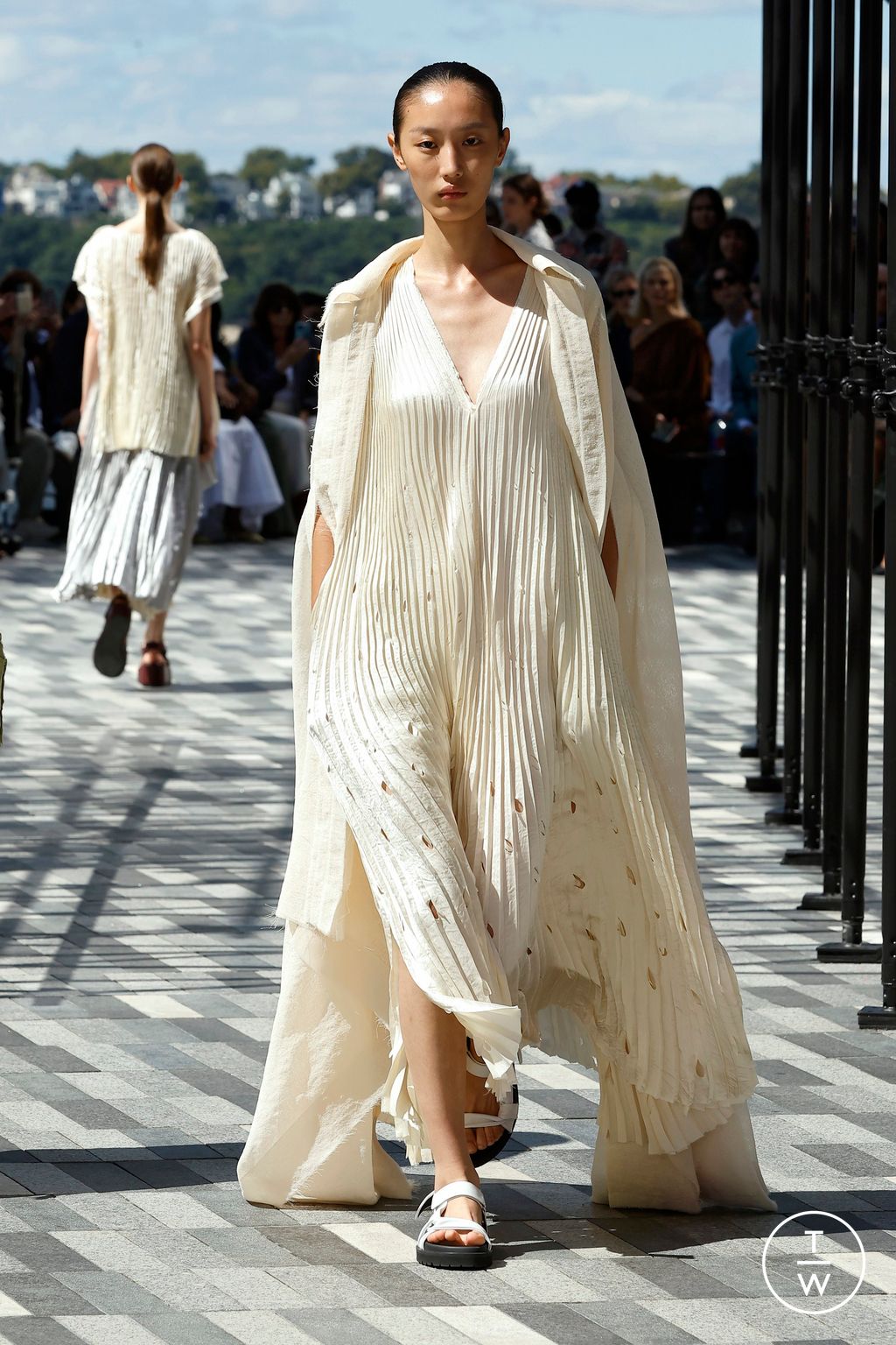 Fashion Week New York Spring/Summer 2025 look 26 from the Jason Wu collection 女装