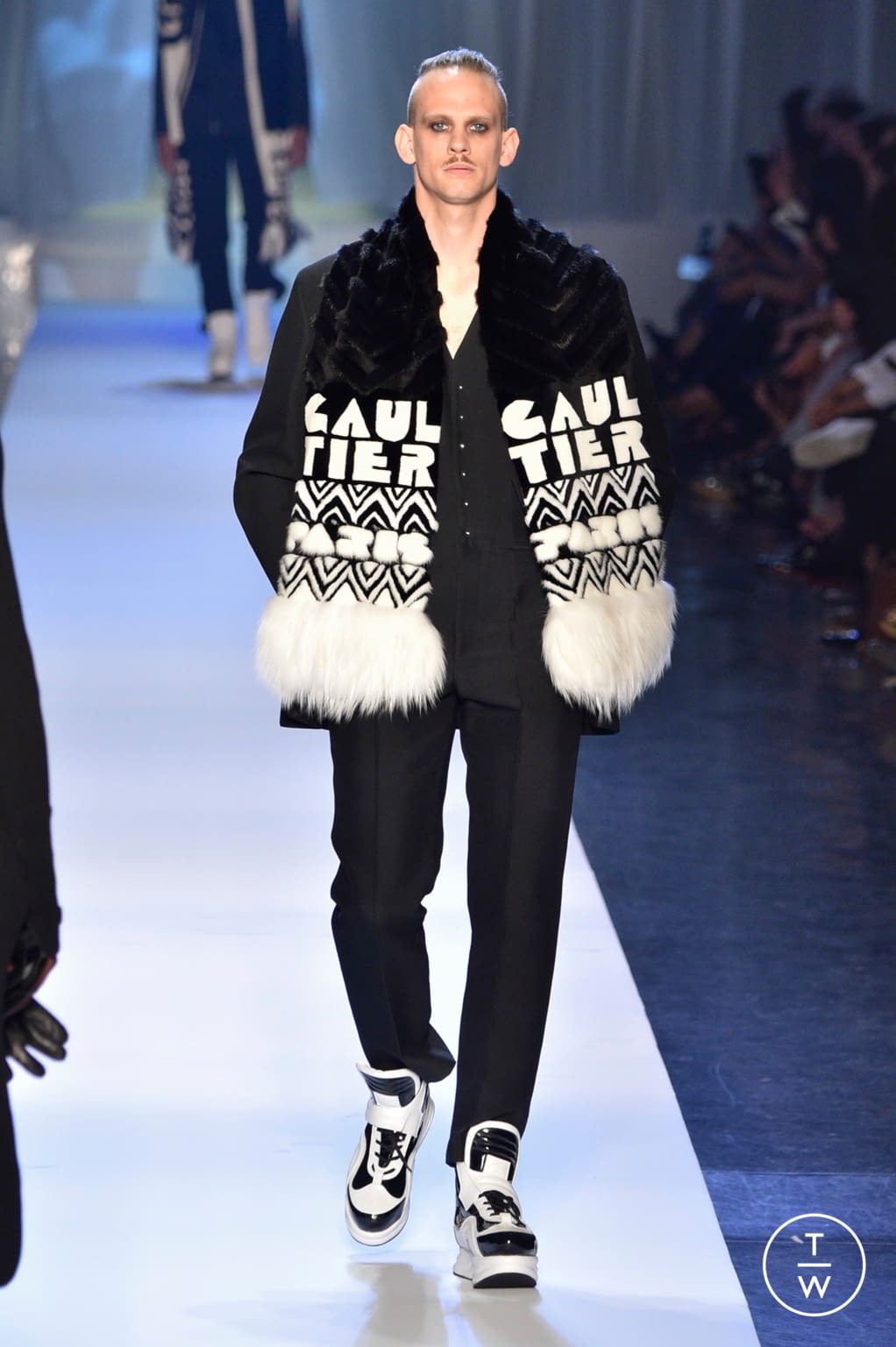 Fashion Week Paris Fall/Winter 2018 look 2 de la collection Jean Paul Gaultier couture