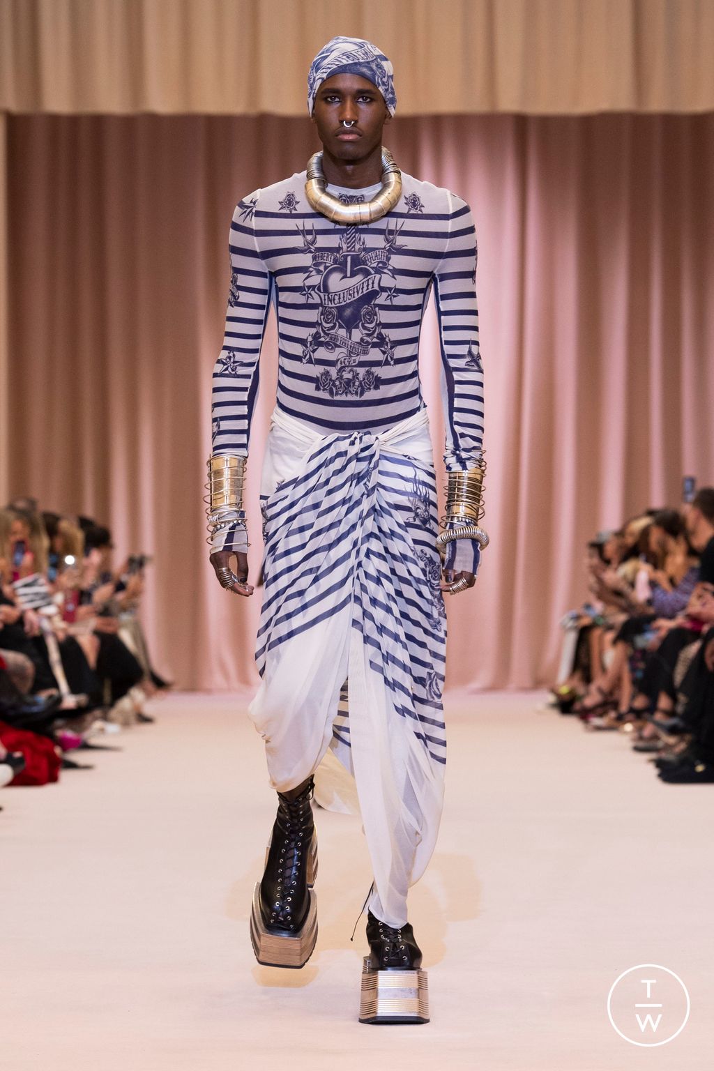 Fashion Week Paris Fall/Winter 2022 look 6 de la collection Jean Paul Gaultier couture