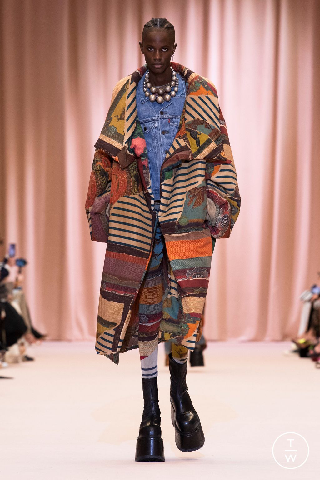 Fashion Week Paris Fall/Winter 2022 look 10 de la collection Jean Paul Gaultier couture