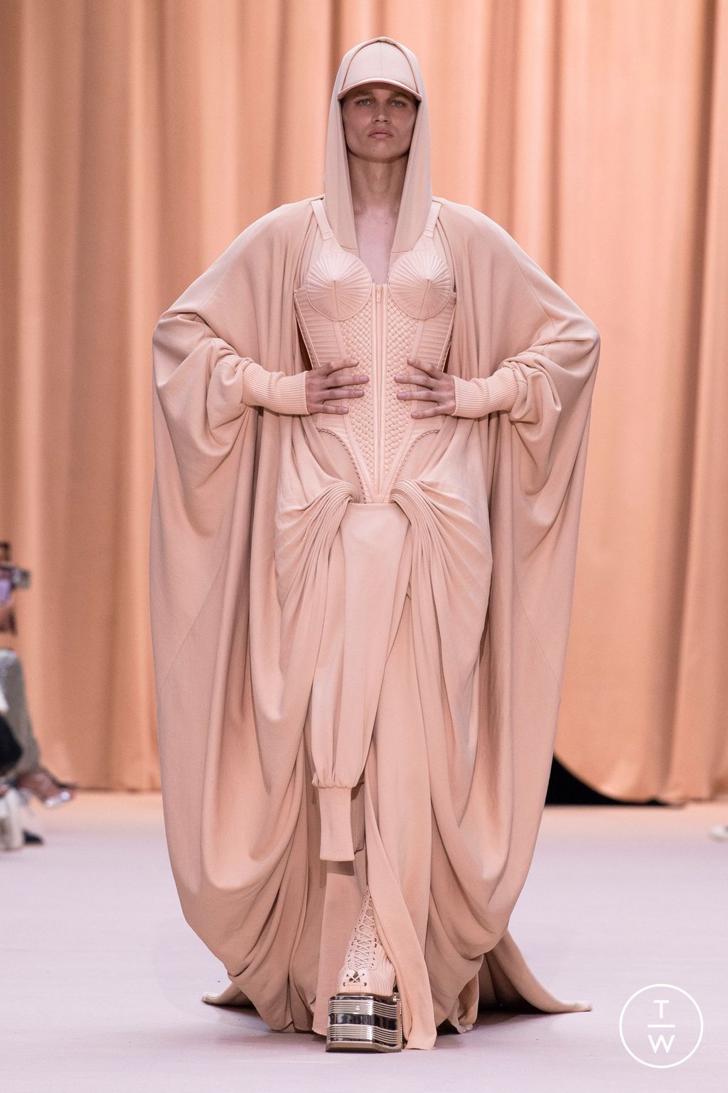 Fashion Week Paris Fall/Winter 2022 look 16 de la collection Jean Paul Gaultier couture