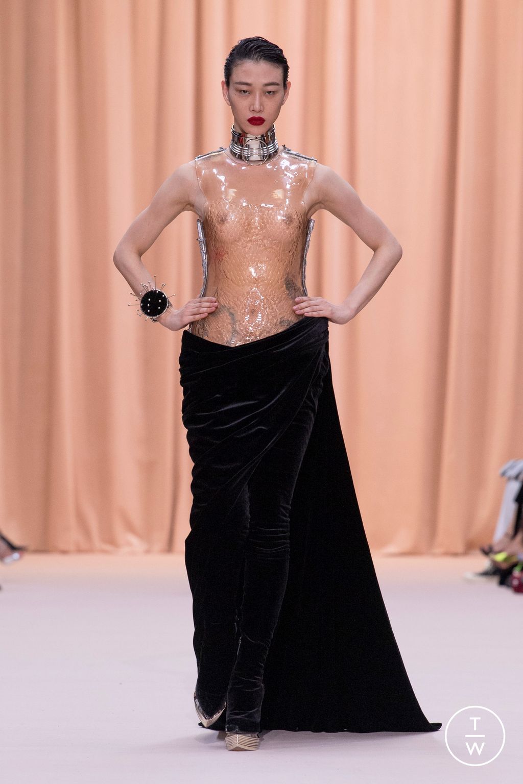 Fashion Week Paris Fall/Winter 2022 look 18 de la collection Jean Paul Gaultier couture