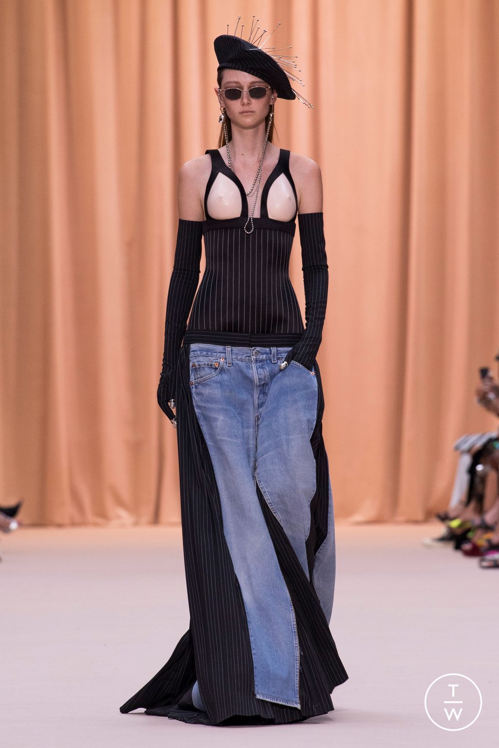 Fashion Week Paris Fall/Winter 2022 look 19 de la collection Jean Paul Gaultier couture