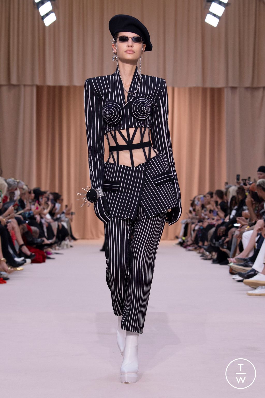 Fashion Week Paris Fall/Winter 2022 look 21 de la collection Jean Paul Gaultier couture