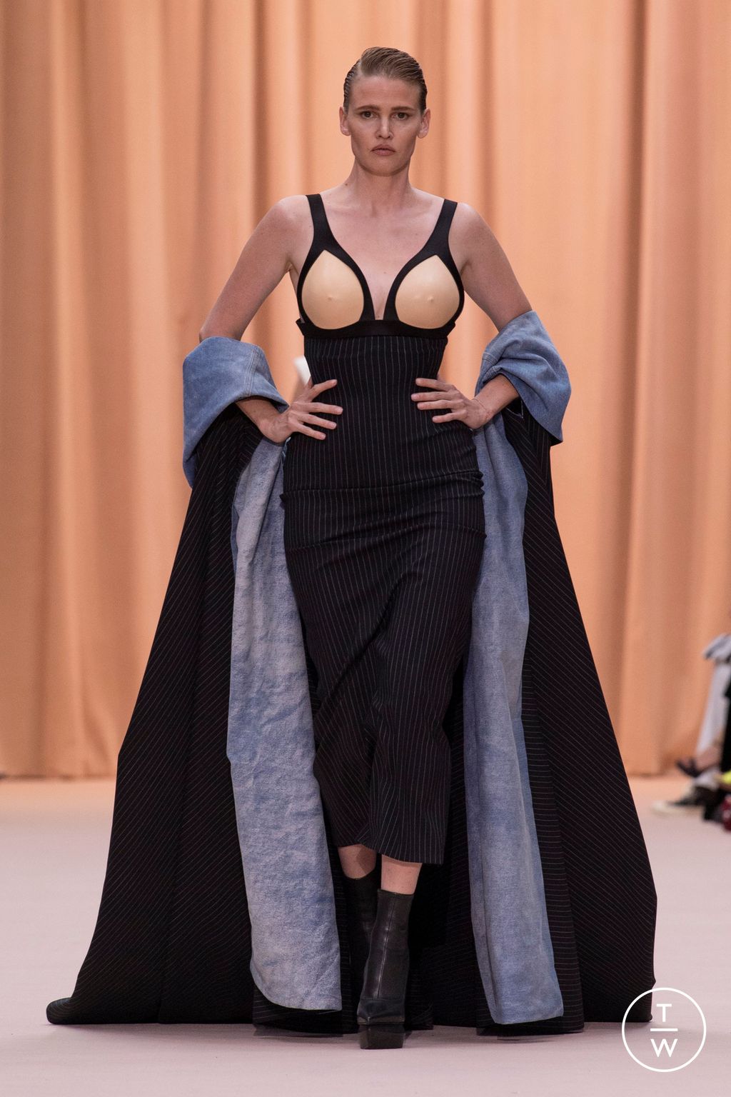 Fashion Week Paris Fall/Winter 2022 look 22 de la collection Jean Paul Gaultier couture