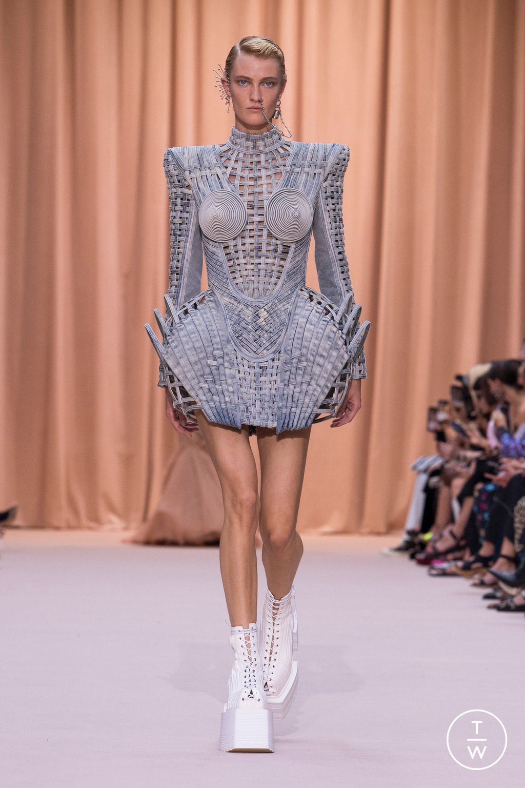 Fashion Week Paris Fall/Winter 2022 look 24 de la collection Jean Paul Gaultier couture