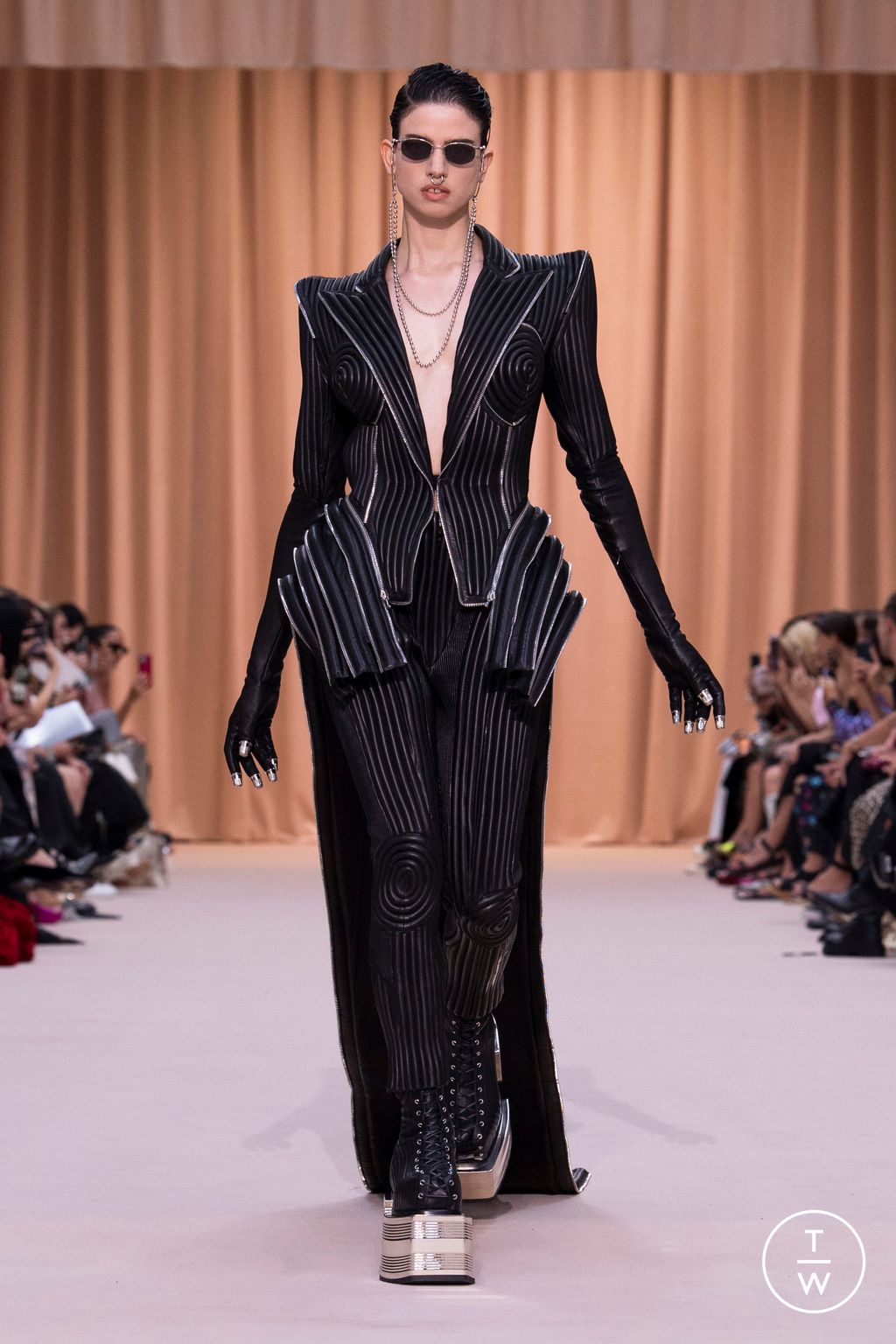 Fashion Week Paris Fall/Winter 2022 look 28 from the Jean Paul Gaultier collection 高级定制