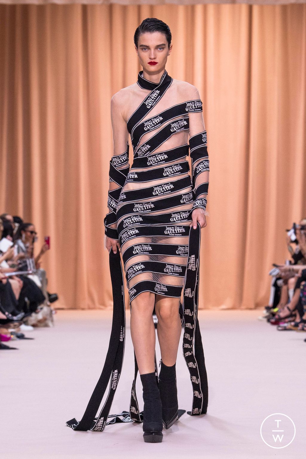 Fashion Week Paris Fall/Winter 2022 look 31 from the Jean Paul Gaultier collection 高级定制