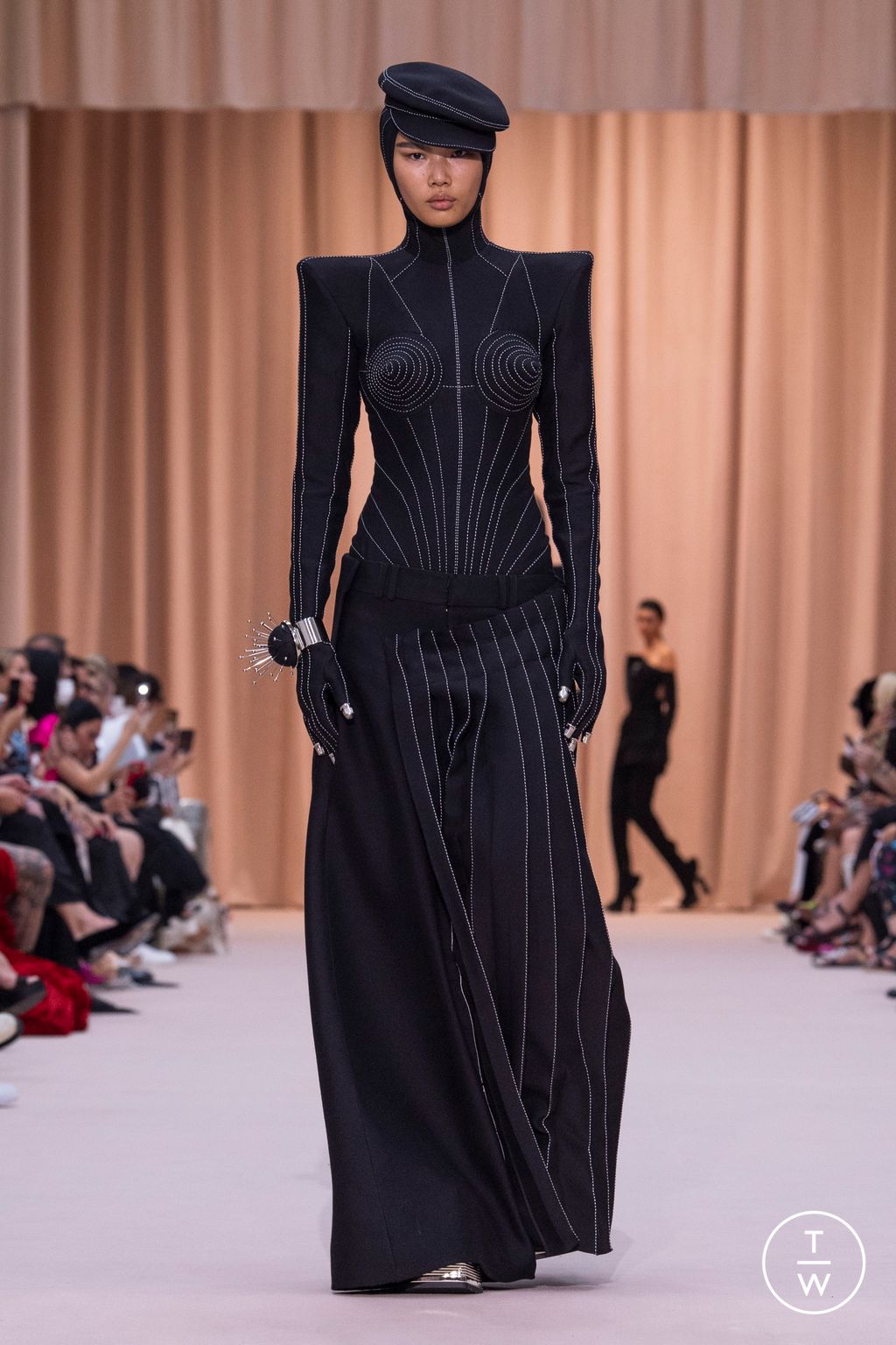 Fashion Week Paris Fall/Winter 2022 look 33 de la collection Jean Paul Gaultier couture