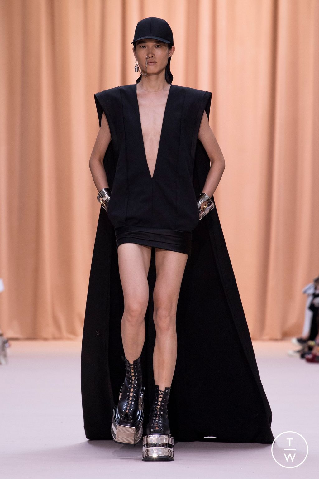 Fashion Week Paris Fall/Winter 2022 look 38 de la collection Jean Paul Gaultier couture
