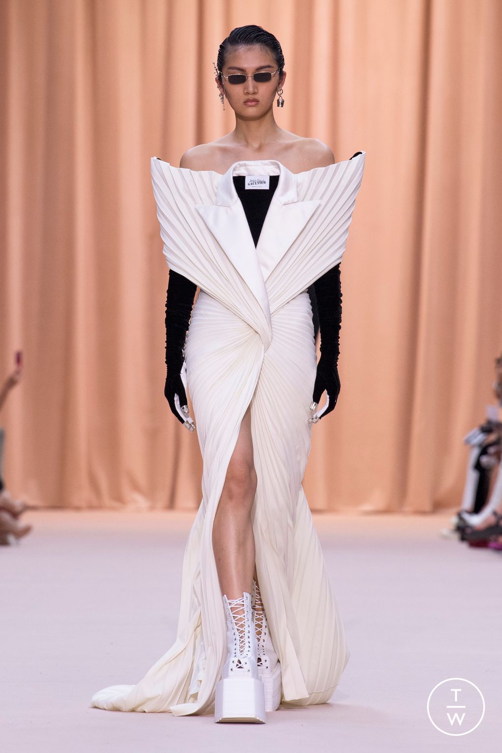 Fashion Week Paris Fall/Winter 2022 look 41 de la collection Jean Paul Gaultier couture