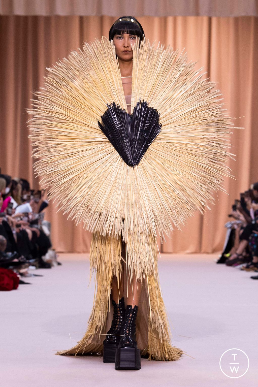 Fashion Week Paris Fall/Winter 2022 look 51 de la collection Jean Paul Gaultier couture