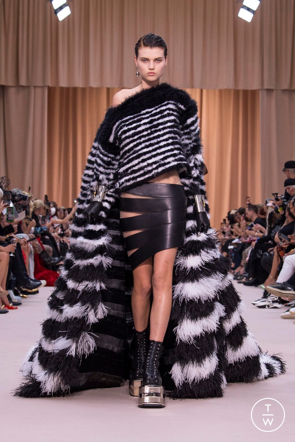 Fashion Week Paris Fall/Winter 2022 look 53 de la collection Jean Paul Gaultier couture