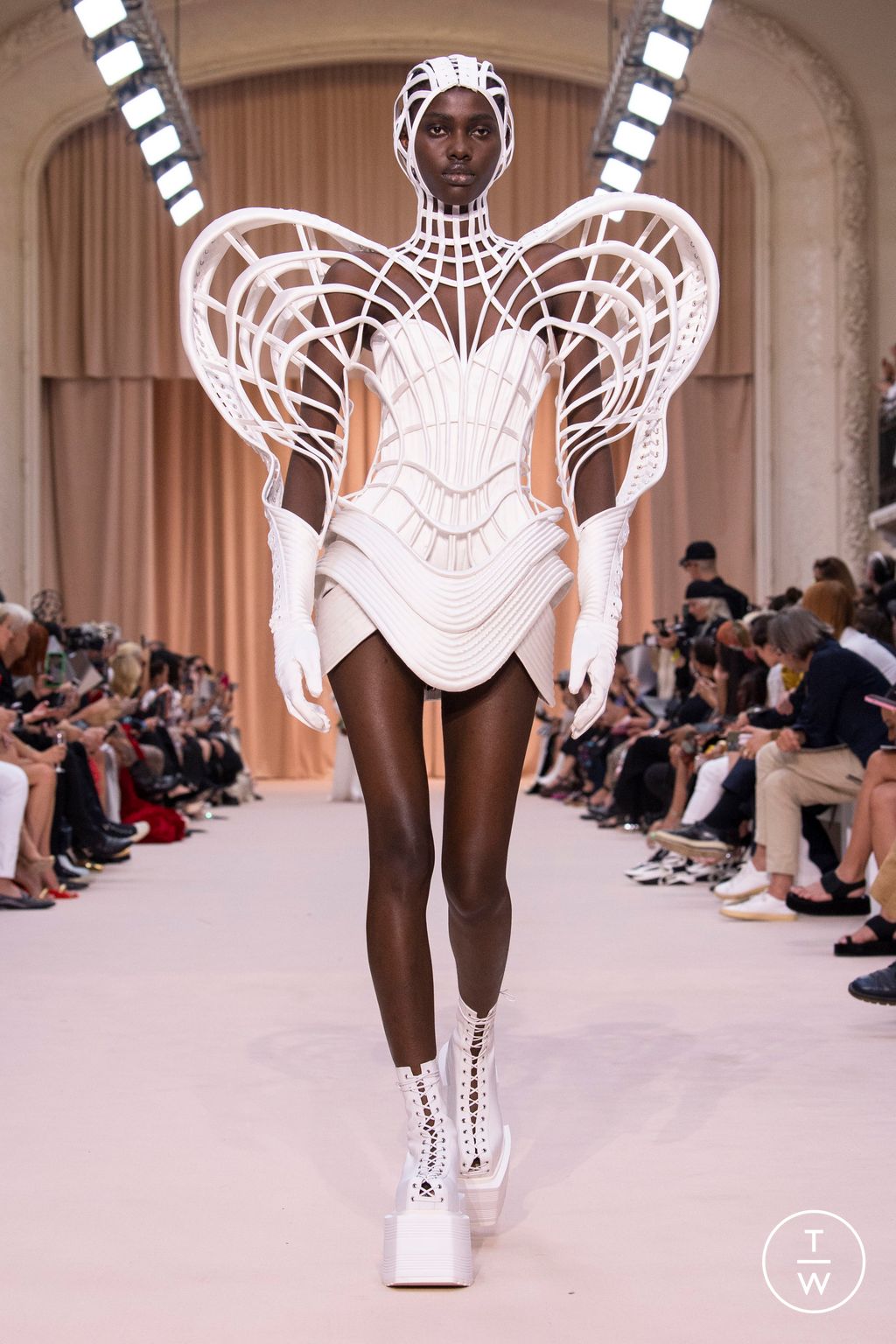 Fashion Week Paris Fall/Winter 2022 look 57 de la collection Jean Paul Gaultier couture