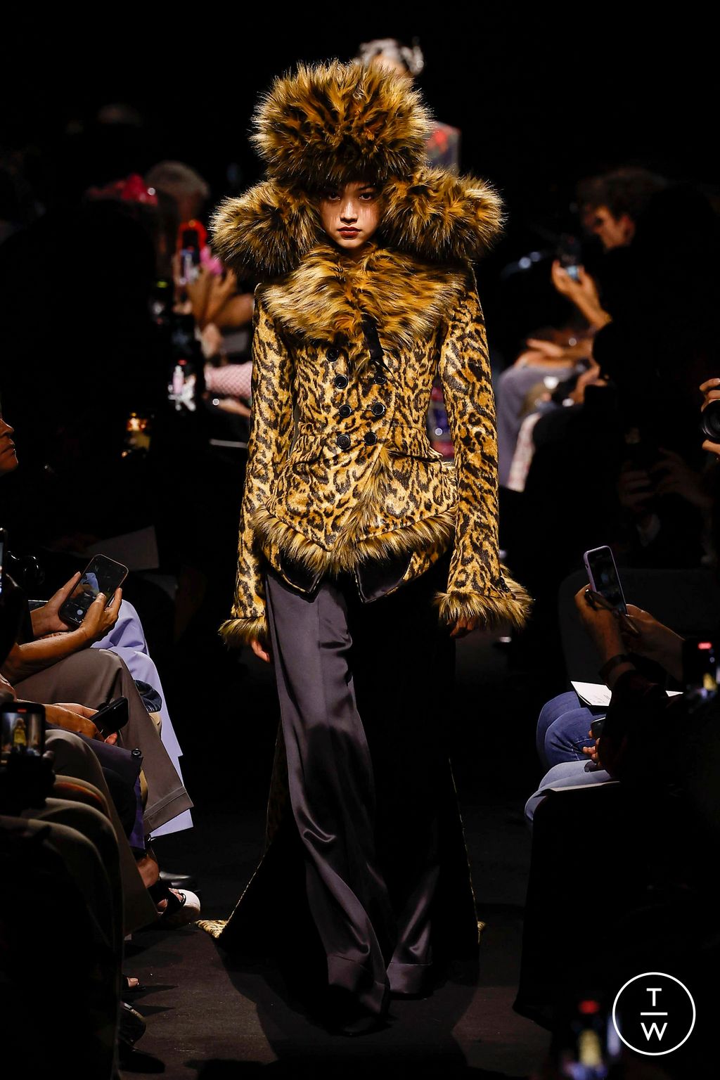Fashion Week Paris Fall/Winter 2023 look 6 de la collection Jean Paul Gaultier couture