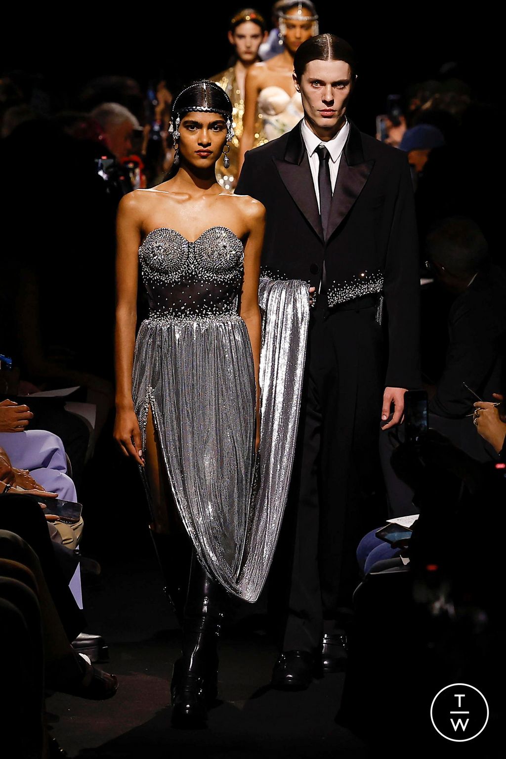 Fashion Week Paris Fall/Winter 2023 look 17 de la collection Jean Paul Gaultier couture