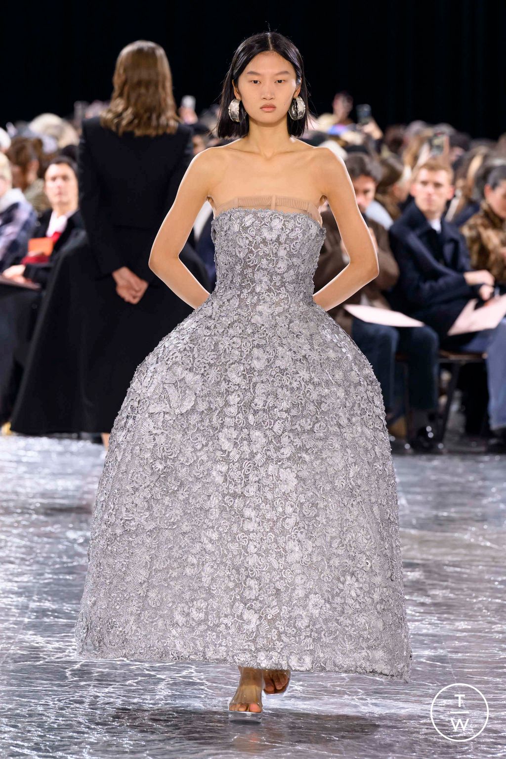 Fashion Week Paris Spring/Summer 2024 look 7 de la collection Jean Paul Gaultier couture