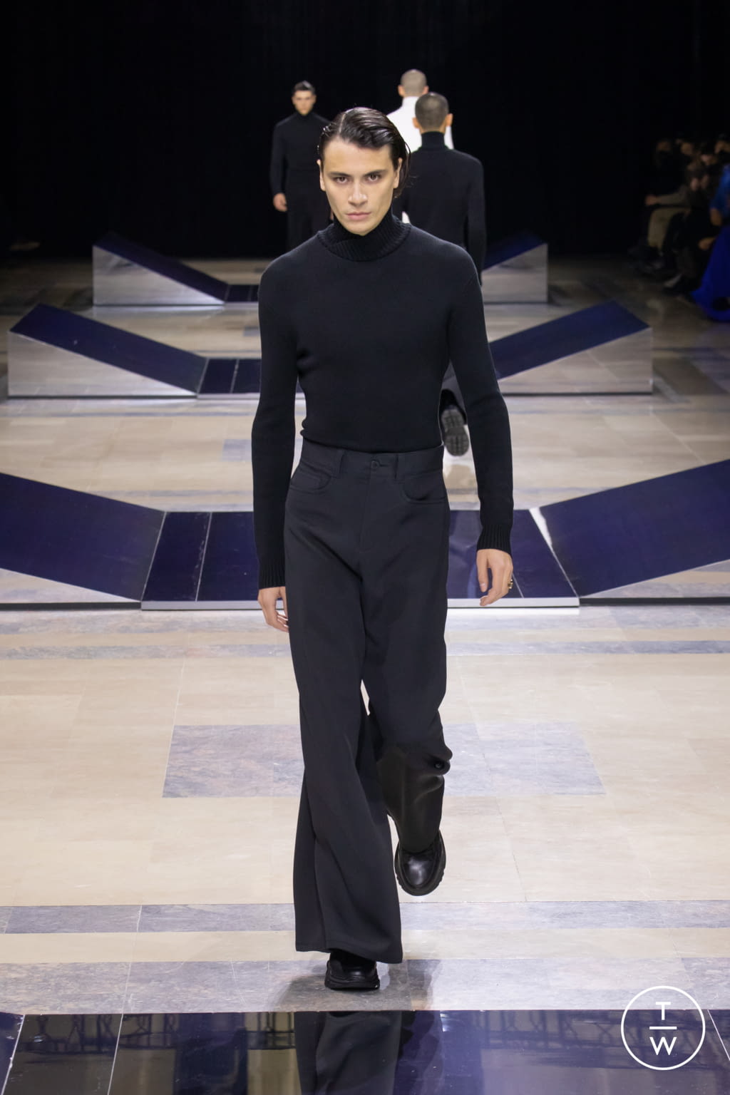 Fashion Week Paris Fall/Winter 2022 look 19 from the JOEONE collection menswear